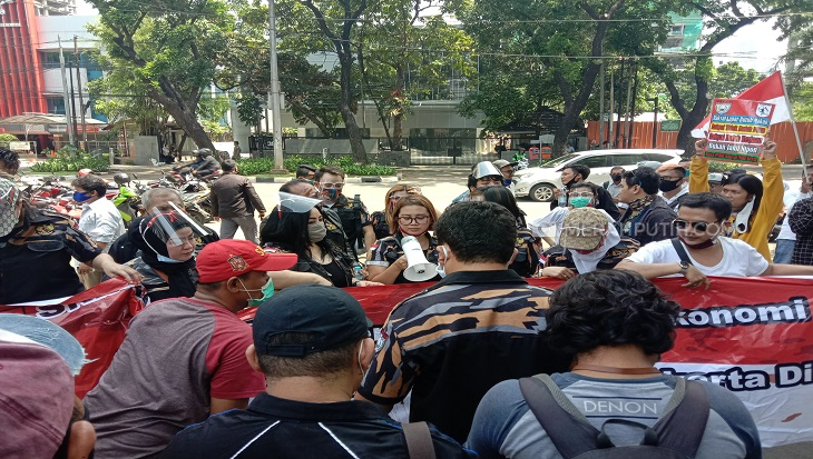Polisi Bubarkan Pasukan Dewinta Bahar yang Tuntut Cabut PSBB di DPRD DKI