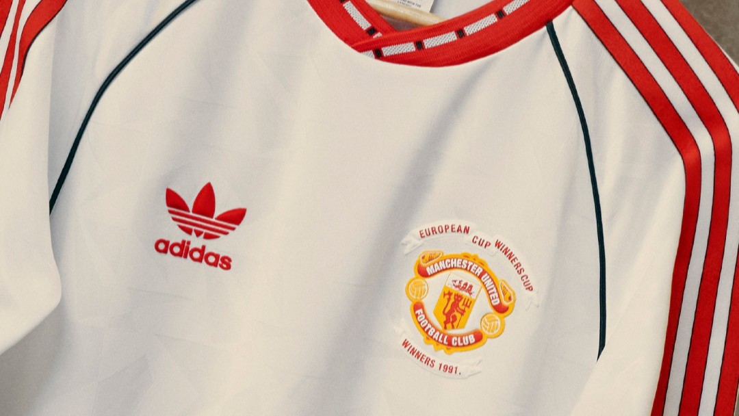 Manchester United Rilis Jersey 'Bring Back', Harganya Bikin Fans Kesal