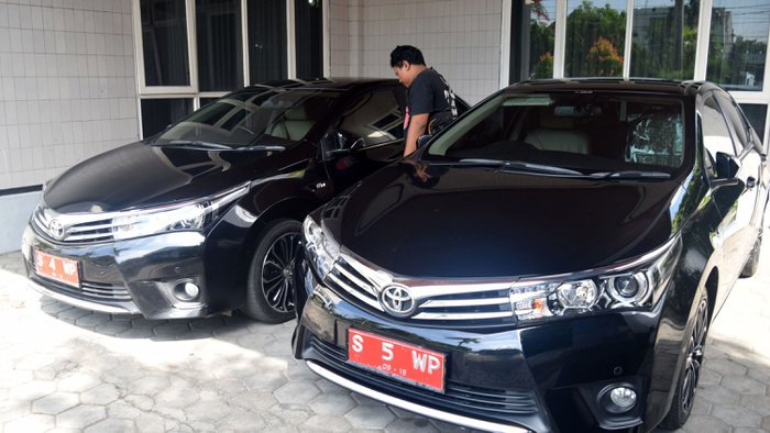 Warga berada di dekat mobil dinas pimpinan DPRD di gedung DPRD Jombang, Jawa Timur, Jumat (22/7). ANTARA FOTO/Syaiful Arif.