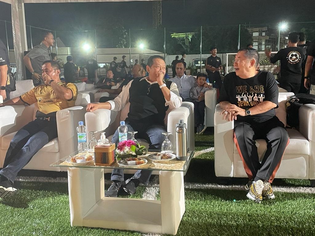 Ketua MPR RI, Bambang Soesatyo bersama Founder JHL Group, Jerry Hermawan Lo menghadiri acara Anniversary ke-2 Dewa United di Basecamp Dewa United di Pagedangan, Banten, Minggu (19/2) malam.