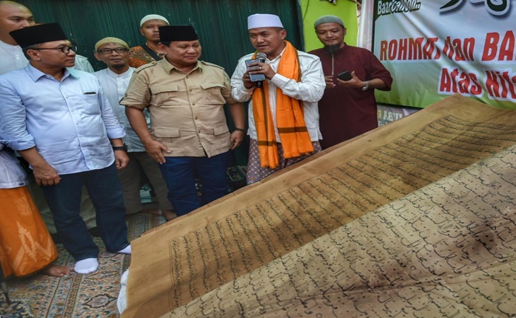 Berkunjung ke Ponpes Tamirul Islam Solo, Prabowo Dihadiahi Alquran Dua Meter
