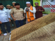 Berkunjung ke Ponpes Tamirul Islam Solo, Prabowo Dihadiahi Alquran Dua Meter