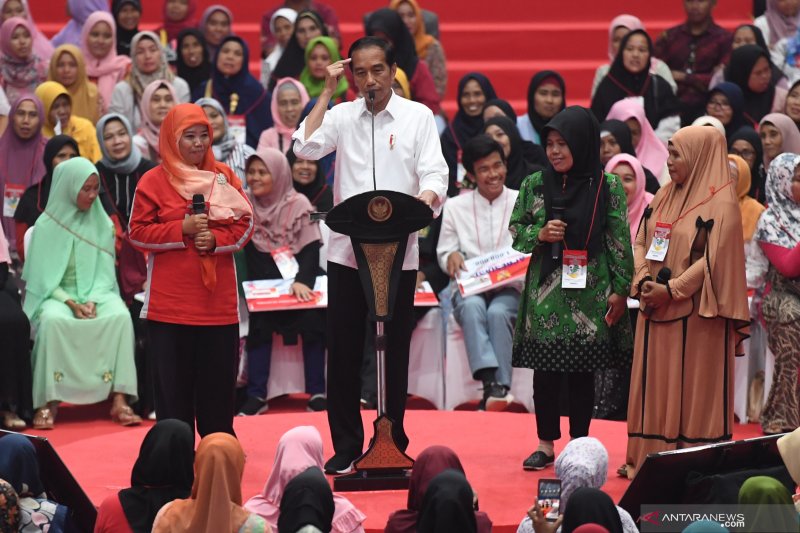 Presiden Jokowi menyerahkan dana PKH kepada warga