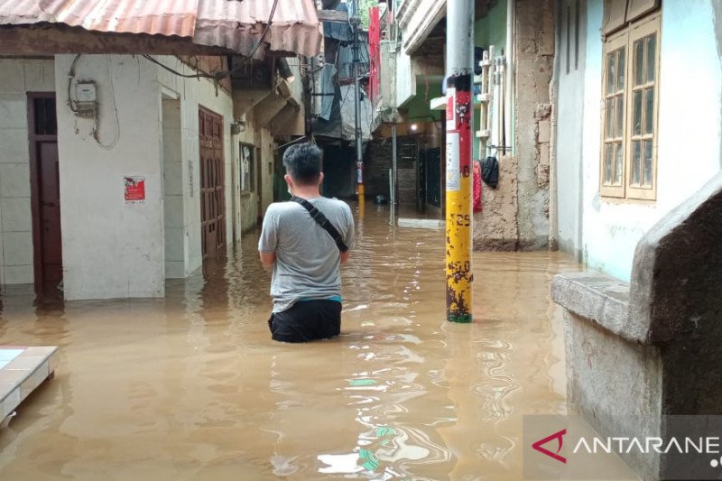 Warga Kebon Pala, Kampung Melayu, Jatinegara, Jakarta Timur, melintas di RT11 RW05 yang terendam banjir dengan ketinggian berkisar 50-70 sentimeter, Selasa (22/9). (ANTARA/Andi Firdaus)