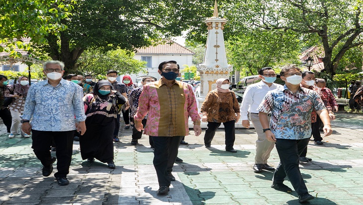 Menteri Kesehatan Budi Sadikin dan Sri Sultan HB X memantau tempat pemberian vaksinasi. Foto: Humas Kepatihan Yogyakarta