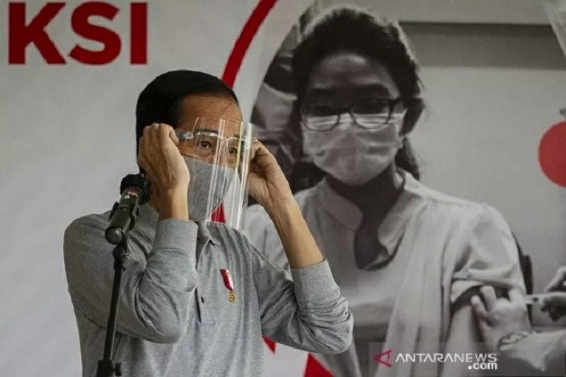 Presiden Joko Widodo menggunakan pelindung wajah saat melakukan peninjauan fasilitas produksi dan uji klinis tahap III vaksin COVID-19 di Fakultas Kedokteran Universitas Padjadjaran, Bandung, Selasa (11/8/2020). ANTARA FOTO/Dhemas Reviyanto/foc/aa.