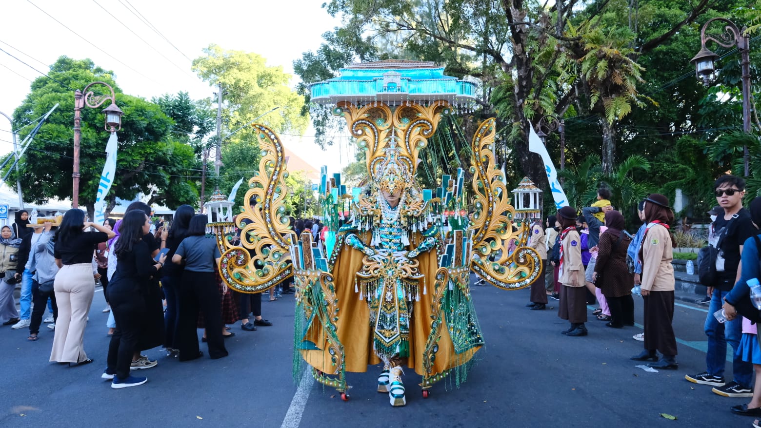 Solo Batik Carnaval menampilkan kostum batik dengan berbagai warna