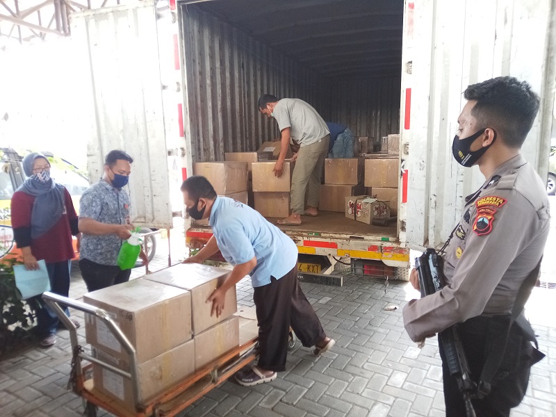 Caption: Petugas KPU Solo, Jawa Tengah telah menata logistik Pilwakot Solo yang baru tiba, Jumat (13/11). (MP/Ismail)