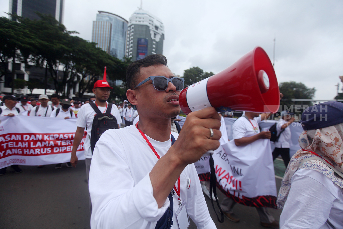 Dosen yang tergabung dalam Aliansi Dosen ASN Kemdiktisaintek Seluruh Indonesia (ADAKSI) membawa spanduk saat menggelar aksi di kawasan Patung Kuda, Jakarta, Senin (3/2/2025).