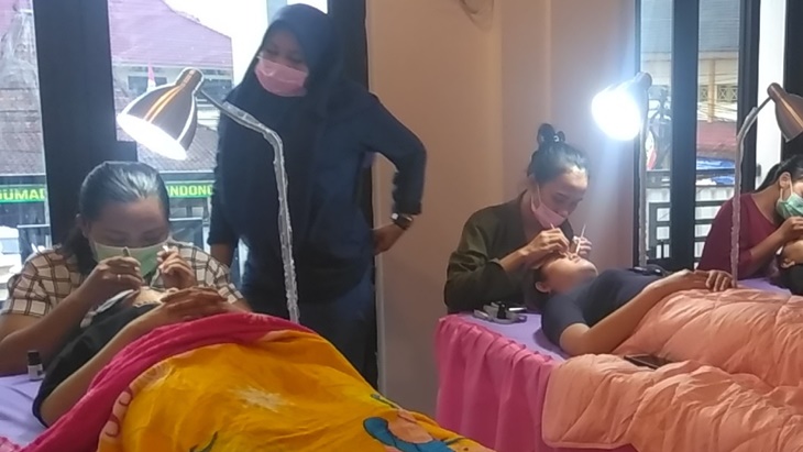 Salon kecantikan dan perawatan badan juga dibatasi jam operasionalnya