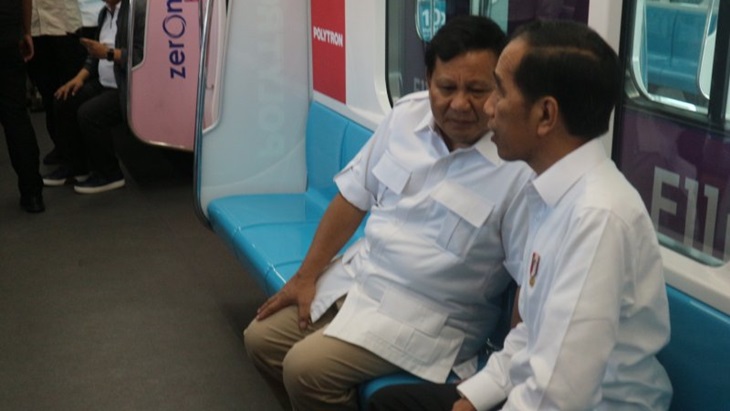 Jokowi dan Prabowo di stasiun Moda Raya Terpadu (MRT) Lebak Bulus. (Antaranews)