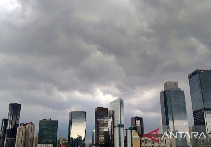 Awan Tebal Selimuti Sebagian Wilayah Jakarta, Jumat (22/8) Pagi