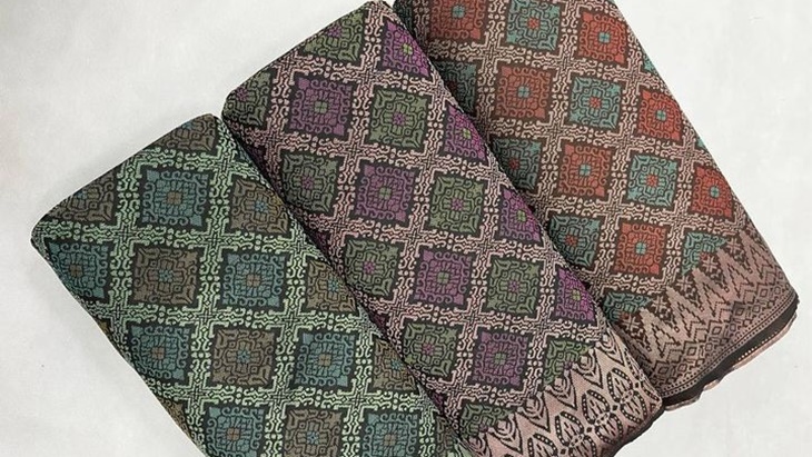 Songket yang Penuh dengan Benang Emas dan Perak