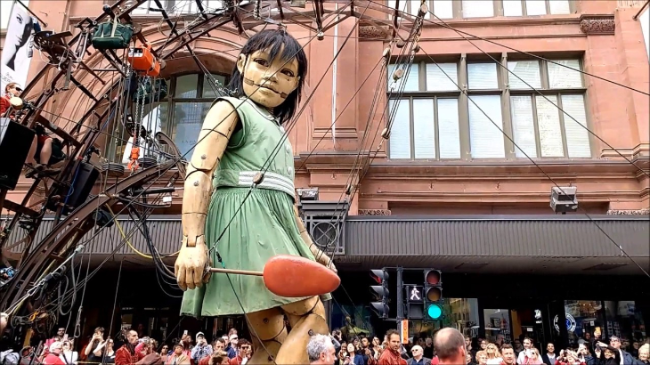 Boneka Setinggi Gedung Lintasi Jalanan Montreal