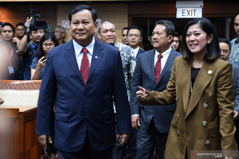 Menteri Pertahanan Prabowo Subianto (kiri) berbincang dengan Ketua Komisi I DPR Meutia Hafid (kanan) menjelang rapat di kompleks Parlemen, Jakarta, Senin (11/11/2019). Rapat bersama antara DPR dan Kementerian Pertahanan (Kemhan) membahas rencana kerja Kemhan tahun 2020 beserta dukungan anggarannya. ANTARA FOTO/Aditya Pradana Putra/ama.