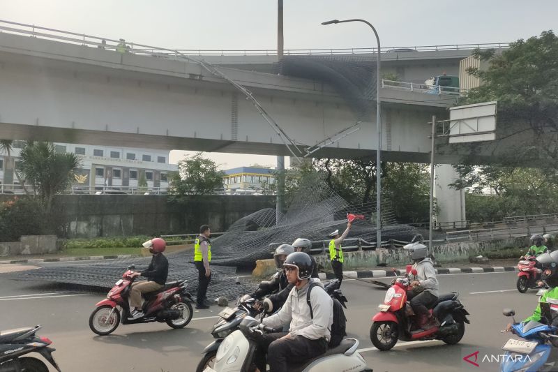 Truk terguling di jalan layang (flyover/FO) Tomang, Grogol Petamburan, Jakarta Barat, hingga muatan besi kontruksi seberat 30 ton terjatuh ke jalan arteri dan menutup jalur lalu lintas, Rabu (24/6/2026) dini hari. ANTARA/Risky Syukur