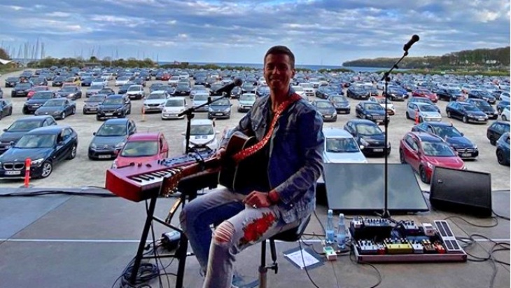 Musisi Asal Denmark Tampil di Konser Drive-in, Penonton #DiMobilAja
