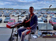Musisi Asal Denmark Tampil di Konser Drive-in, Penonton #DiMobilAja