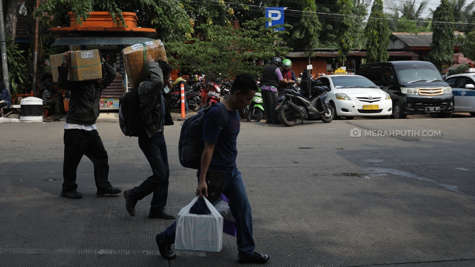 Berdasarkan pengalaman setiap tahunnya prediksi puncak arus mudik di Terminal Bus AKAP Kalideres, Jakarta Barat akan terjadi pada H-2 Hari Raya Idul Fitri seperti yang diungkapkan oleh Kepala Terminal Bus AKAP Kalideres, Revi Zulkarnain. Merahputih.com / Rizki Fitrianto   