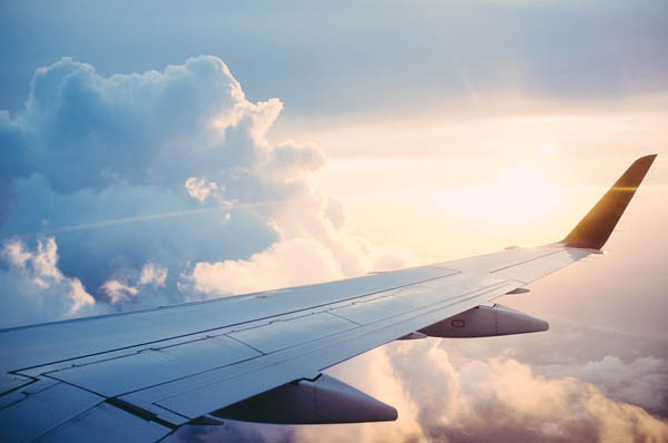 Sandaran Kursi Tegak dan Meja Terlipat saat Takeoff dan Landing, ini Alasannya