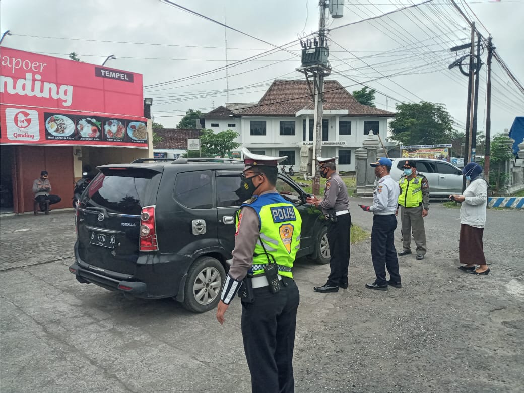 Polisi memeriksaan kendaraan yang masuk ke wilayah DIY. Foto: Polres Sleman