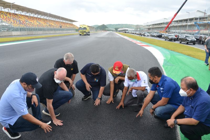 Menteri BUMN Erick Thohir (empat kiri) dan Dirut PTPP Novel Arsyad (kanan) bersama sejumlah tim teknis sedang mengamati penggantian aspal lapisan atas jenis stone mastic asphalt (SMA) setebal 4,5 cm dengan aspal SMA yang baru sesuai dengan ketentuan dan spesifikasi MotoGP. ANTARA/HO-PTPP