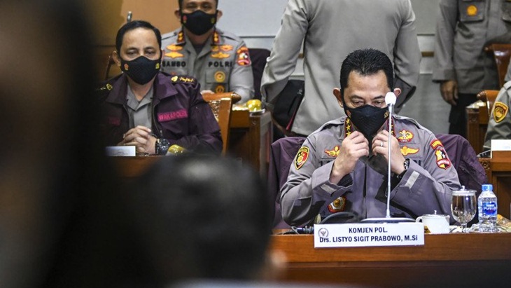 Kapolri Komjen Listyo Sigit Prabowo (kanan) bersiap mengikuti Uji Kelayakan dan Kepatutan Calon Kapolri di ruang Komisi III DPR, Rabu (20/1/2021). ANTARA FOTO/Pool/Galih Pradipta/foc.