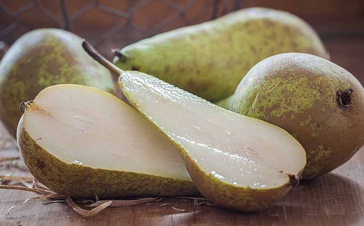 Buah pir selain berserat tinggi juga mengandung fluktosa dan sorbitol. (Foto: Pixabay/Pezibear)