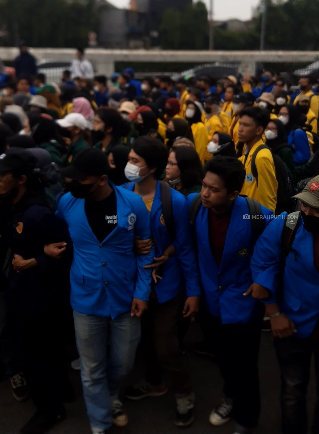 Seruan 'Jokowi Mundur' Bergema di Depan Gedung DPR