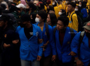 Seruan 'Jokowi Mundur' Bergema di Depan Gedung DPR