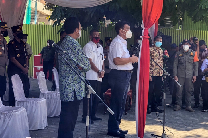 Menko Kemaritiman dan Investasi Luhut Binsar Panjaitan berkunjung ke Selter Tegalrejo Yogyakarta, Jumat (6/8/2021). (ANTARA/Eka AR)