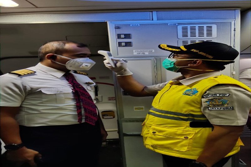 Awak pesawat Batik Air dengan nomor penerbangan PK-LWB yang mengevakuasi Gubernur Papua Lukas Enembe, dari Bandara Sentani diperiksa petugas KKP Bandara Sentani , Selasa dini (15/4). ANTARA/HO-KKP Jayapura