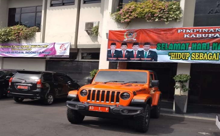 Mobil Dinas Bupati Karanganyar diparkir depan Gedung DPRD Karanganyar