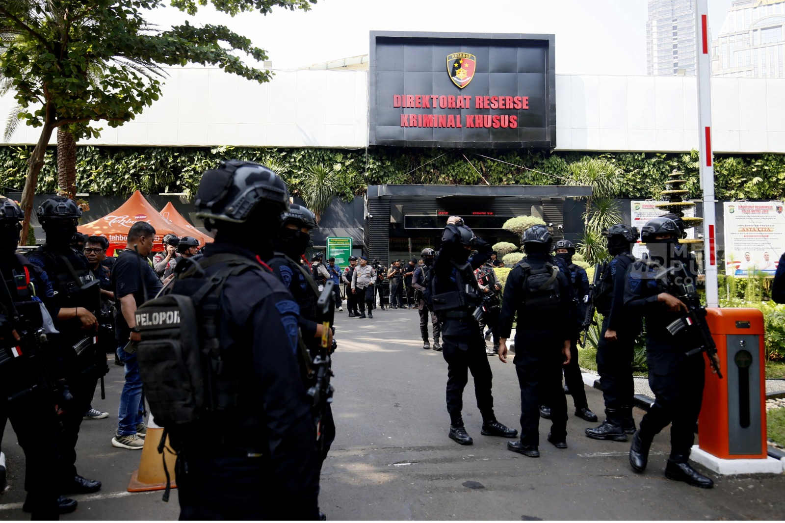 Gedung Ditreskrimsus Polda Metro Jaya Dijaga Puluhan Personel Brimob