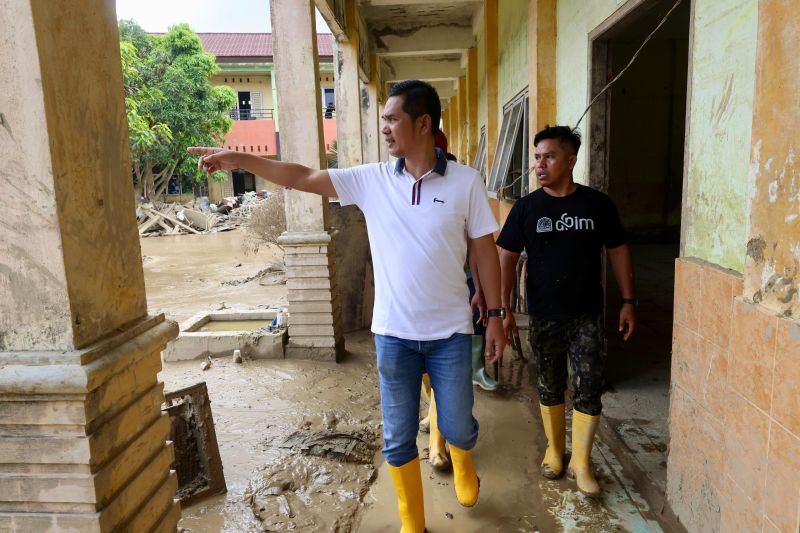Bersihkan Lumpur Banjir di Sekolah, Aceh Taming Perlu Tambahan Alat Berat