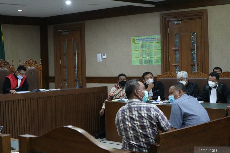 Mantan Kepala Dinas Bina Marga Lampung Tengah Taufik Rahman (kanan) dan bekas Kepala Seksi Dinas Bina Marga Lampung Tengah Aan Riyanto (kiri) menjadi saksi untuk dua orang terdakwa yaitu eks penyidik KPK Stepanus Robin Pattuju dan advokat Maskur Husain di pengadilan Tindak Pidana Korupsi (Tipikor) Jakarta, Senin (1/11/2021) (ANTARA/Desca Lidya Natalia)