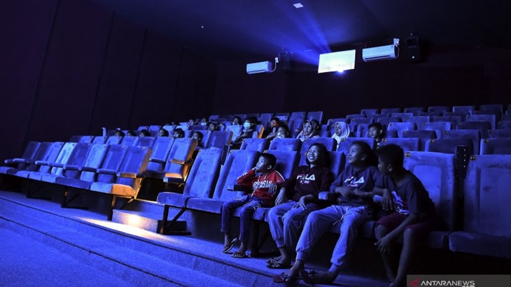 Pengunjung menonton film di bioskop rakyat di Pasar Teluk Gong, Penjaringan, Jakarta, Rabu (3/7/2019). ANTARA FOTO/Galih Pradipta/wsj.