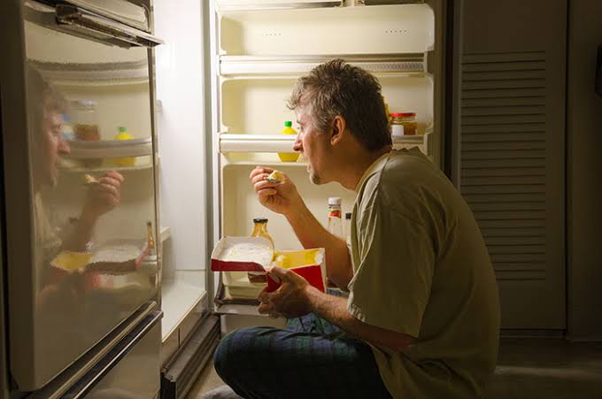 Hentikan kebiasaan ngemil tengah malam (Foto: University Heatlh News)