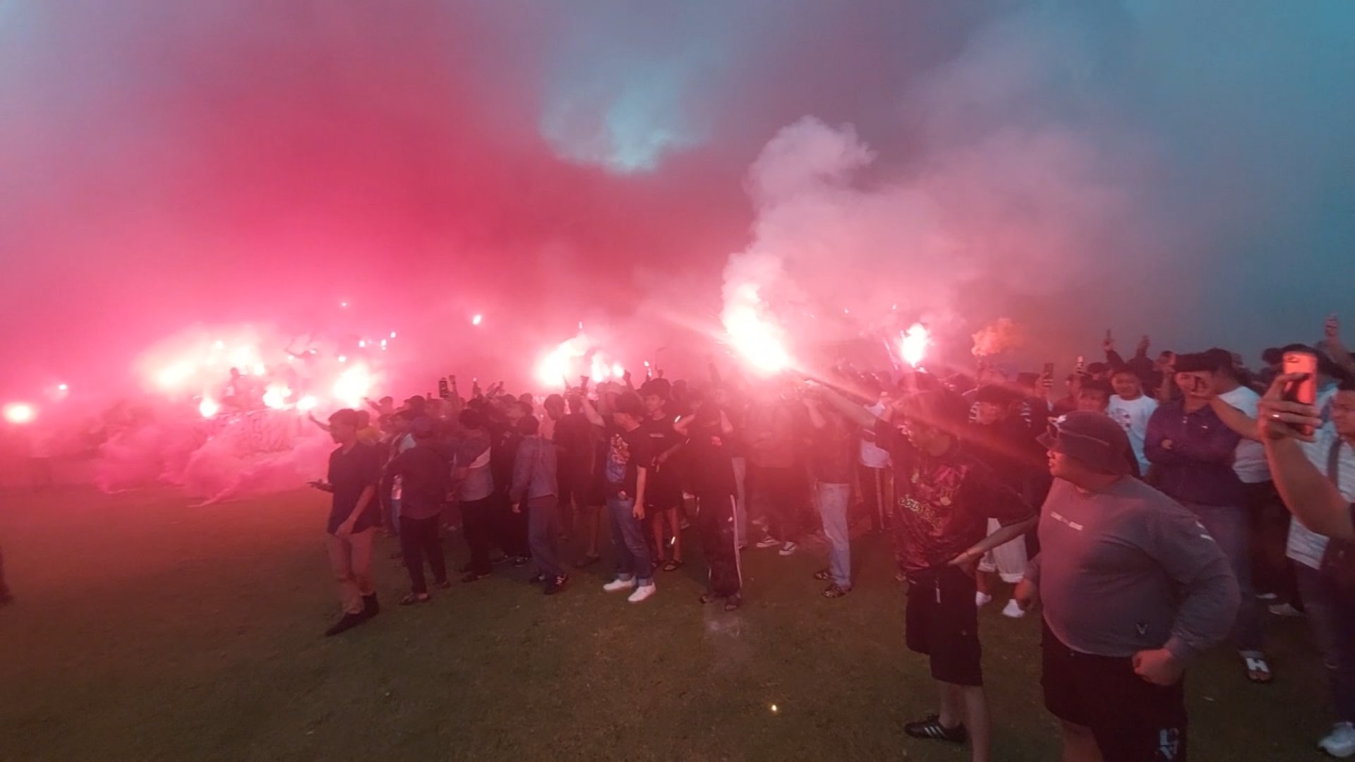 Persis Solo Dapat Dukungan Penuh dari Suporter, Flare Membara di Latihan Terakhir