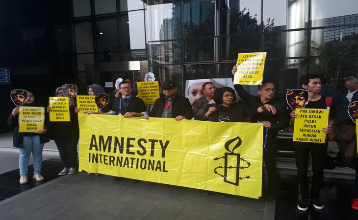 Aksi solidaritas Amnesty International terhadap kasus Novel Baswedan