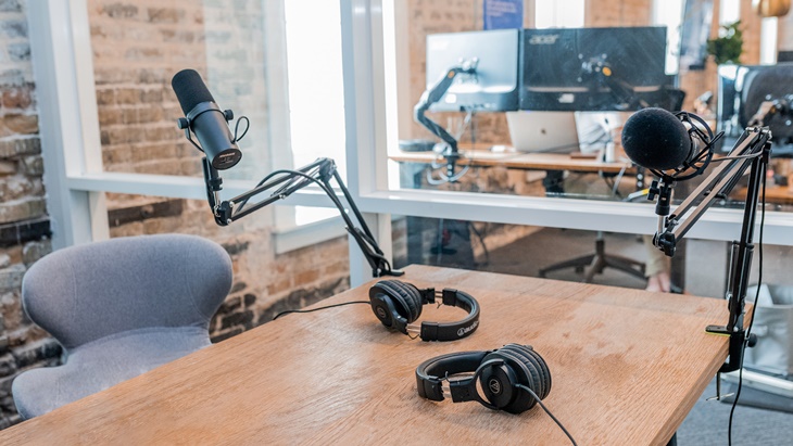 4 Podcast Genre Komedi Bikin Kamu Gembira