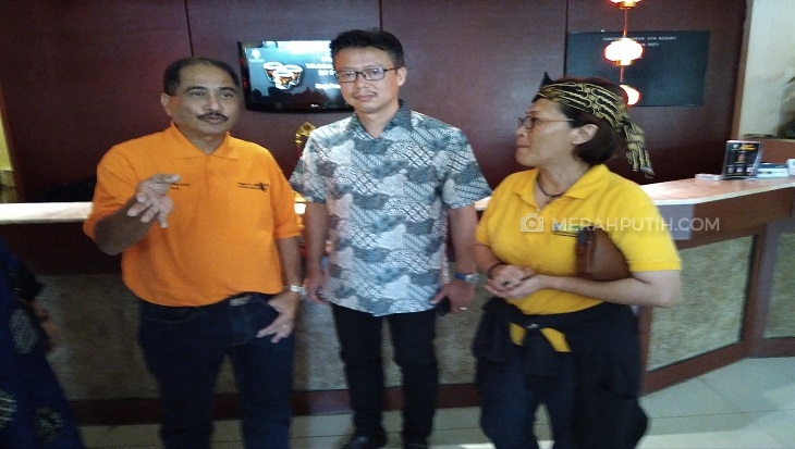  Menteri Pariwisata Arief Yahya (kiri, berbaju oranye), salahsatu pemilik usaha pariwisata Banten Baron Indradjaja (berbatik). Foto: MP/Sucitra De