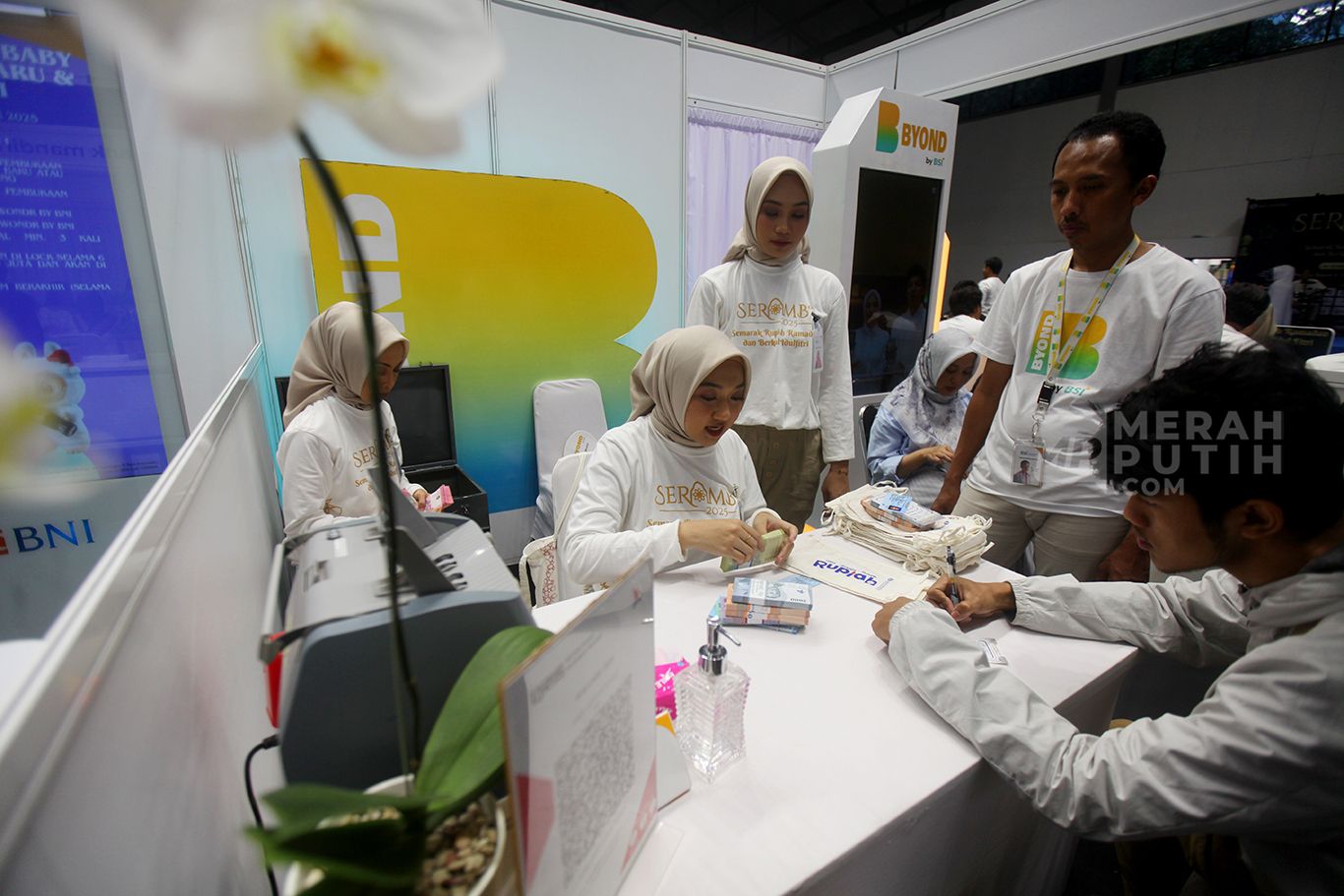 Antusias Warga Menukarkan Uang dalam Program Serambi 2025 di Hall Basket GBK