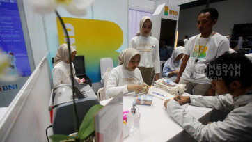 Antusias Warga Menukarkan Uang dalam Program Serambi 2025 di Hall Basket GBK 