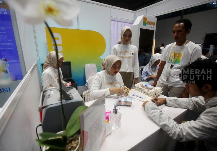 Antusias Warga Menukarkan Uang dalam Program Serambi 2025 di Hall Basket GBK 