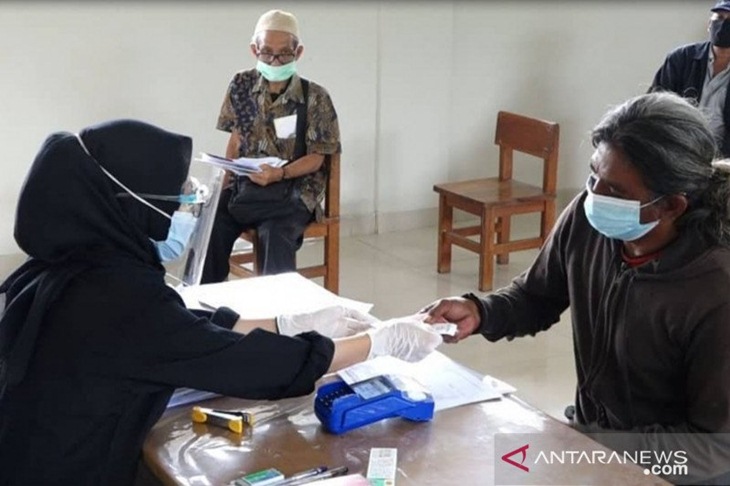 Warga menjalani proses pendistribusian ATM berisi Bantuan Sosial Tunai (BST) di Kelurahan Rawamangun, Jakarta Timur, Selasa (12/1/2021). (ANTARA/HO-Kominfotik Jaktim).