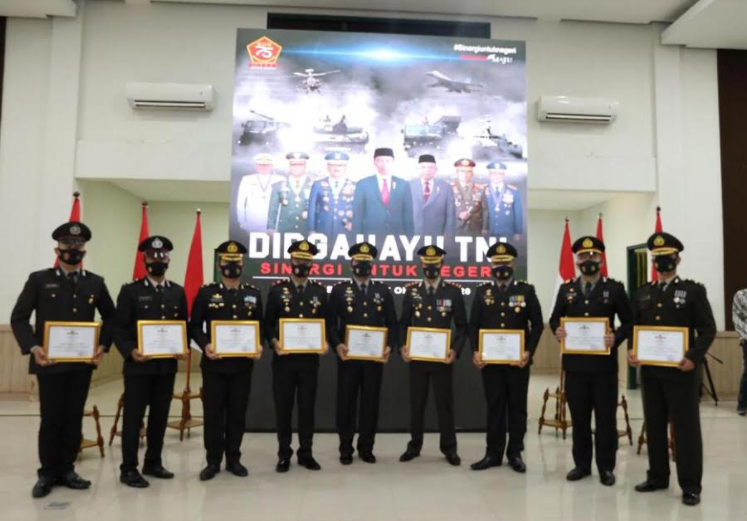 Bongkar Hoaks Perawat RSD Wisma Atlet Meninggal, Polisi Dapat Penghargaan dari TNI