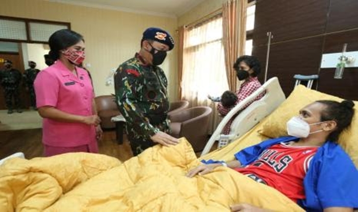 HUT Ke-76 Brimob, Kapolri Jenguk Anggota Tertembak KKB