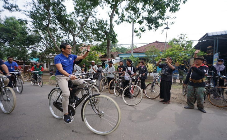 Bersepeda Ontel Keliling Desa Sambit Ponorogo, Sandiaga Janji Stop Utang