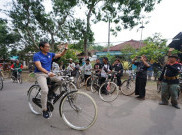 Bersepeda Ontel Keliling Desa Sambit Ponorogo, Sandiaga Janji Stop Utang